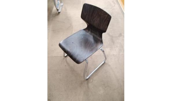 52 Bruine stoelen, zithoogte plm 45cm
